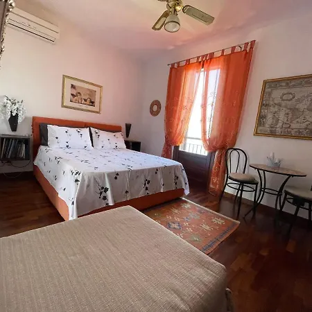 לינה וארוחת בוקר Roomantic & Piscina Idromassaggio 4*