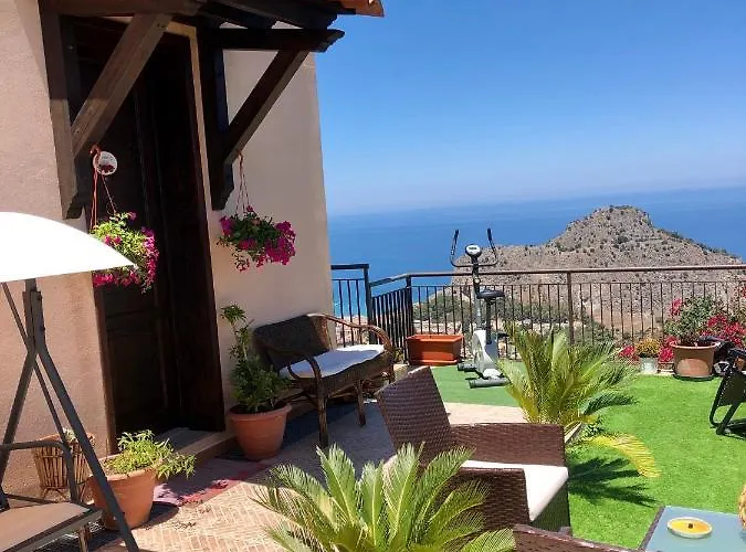 Roomantic & Piscina Idromassaggio לינה וארוחת בוקר צ'פאלו