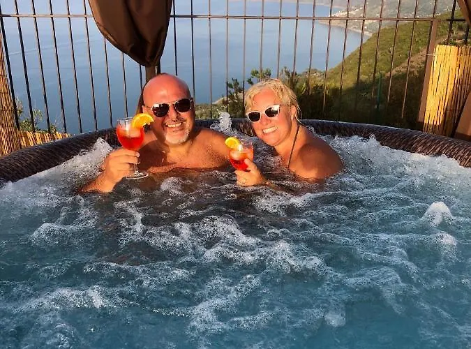 לינה וארוחת בוקר Roomantic & Piscina Idromassaggio 4*