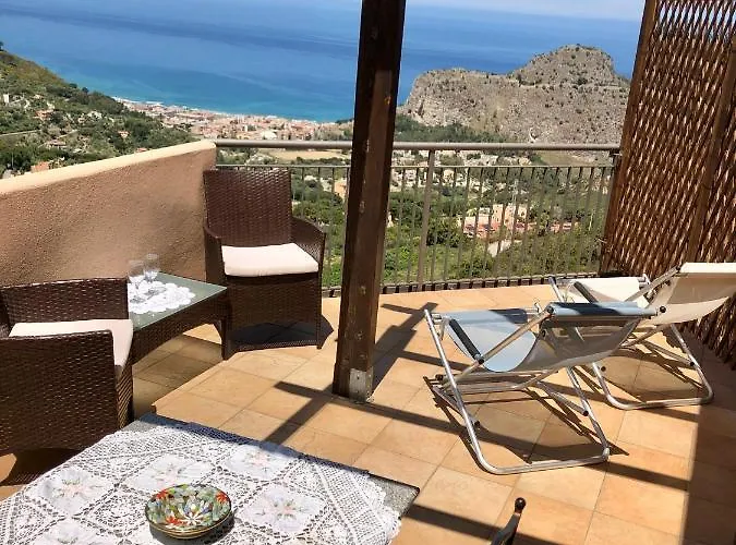 לינה וארוחת בוקר Roomantic & Piscina Idromassaggio צ'פאלו