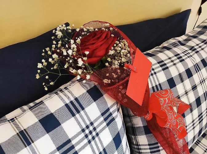 Roomantic & Piscina Idromassaggio לינה וארוחת בוקר צ'פאלו