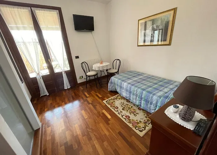 Roomantic & Piscina Idromassaggio לינה וארוחת בוקר 4*